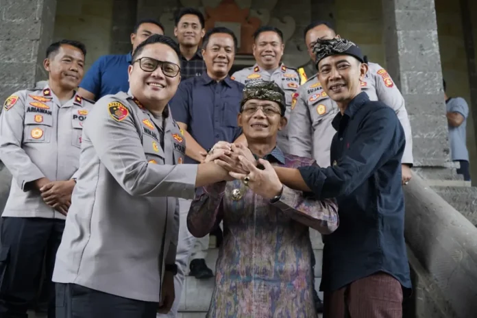 Bupati dan Wakil Bupati Klungkung menerima kunjungan silaturahmi Kapolres baru AKBP Mikael Hutabarat untuk memperkuat sinergi dalam menjaga keamanan dan ketertiban, terutama di kawasan wisata Nusa Penida.