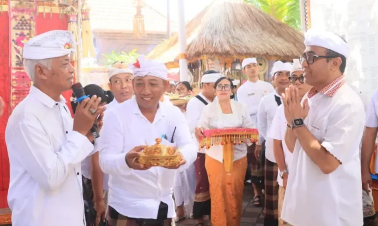 Wali Kota Denpasar, I Gusti Ngurah Jaya Negara, hadir dalam puncak Karya di Pura Sor Waringin Ulun, Desa Padangsumbu Kamis 12 Februari 2026.