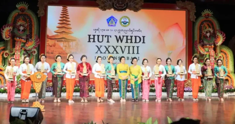 Duta Kota Denpasar yang berhasil meraih Juara 1 dalam Lomba Gebogan, serangkaian HUT ke-38 WHDI Provinsi Bali, di Gedung Ksirarnawa, Art Centre, Kamis (12/2/2026)