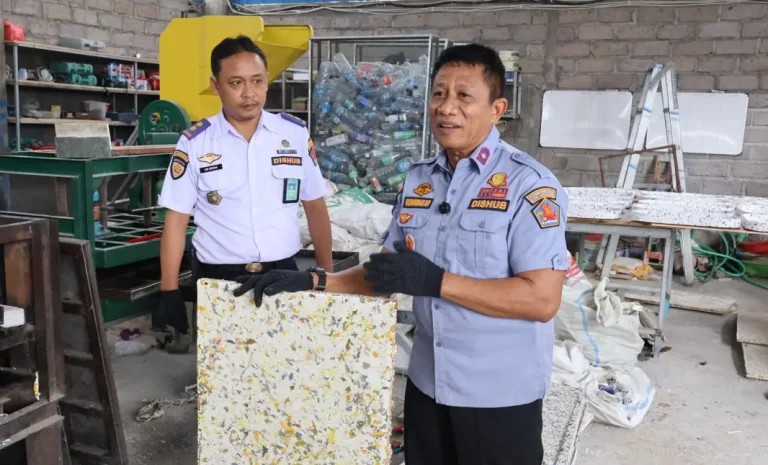 Dinas Perhubungan Kabupaten Buleleng, bekerja sama dengan Rumah Plastik Mandiri Buleleng, menciptakan papan nama jalan berbahan limbah plastik daur ulang