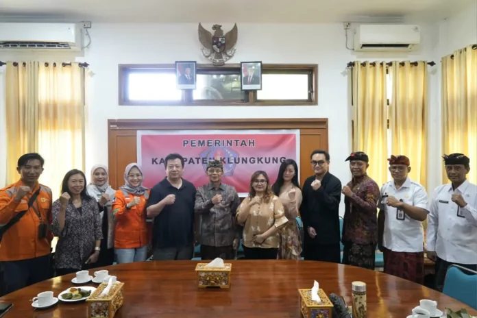 Bupati Klungkung I Made Satria menerima kunjungan Indonesia Korea (INAKO) di ruang kerja Bupati, Kamis 12 Februari 2026.