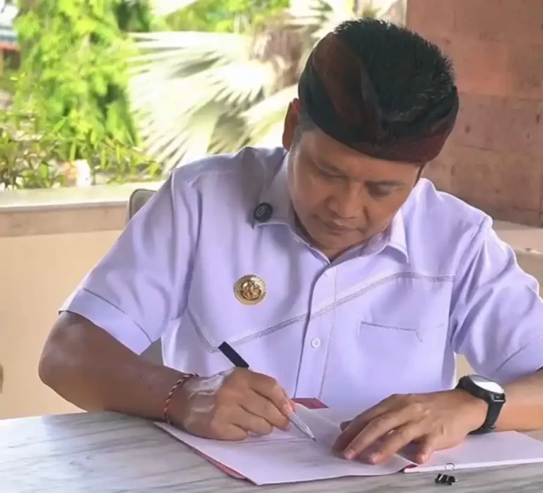 Bupati I Made Kembang Hartawan menandatangani utang lebih dari Rp33 miliar RSU Negara dan meminta manajemen baru melakukan efisiensi tanpa menurunkan kualitas pelayanan.