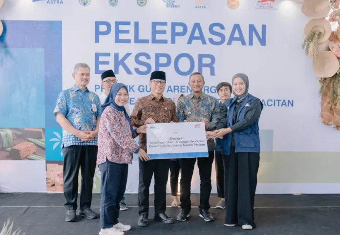 Menteri Desa dan Pembangunan Daerah Tertinggal Republik Indonesia Yandri Susanto (kedua kiri), Bupati Pacitan Indrata Nur Bayuaji, (kedua kanan) serta didampingi Head of Environment & Social Responsibility Astra Diah Suran Febrianti (kiri) dalam pelepasan ekspor komoditas gula aren organik Desa Sejahtera Astra Temon Pacitan, Kabupaten Pacitan, Jawa Timur. Ekspor meliputi 10 ton ke Malaysia dengan nilai sekitar Rp400 juta, 1 ton ke Belanda dengan nilai sekitar Rp67,5 juta, serta 500 kilogram ke Australia dengan nilai sekitar Rp67,5 juta.