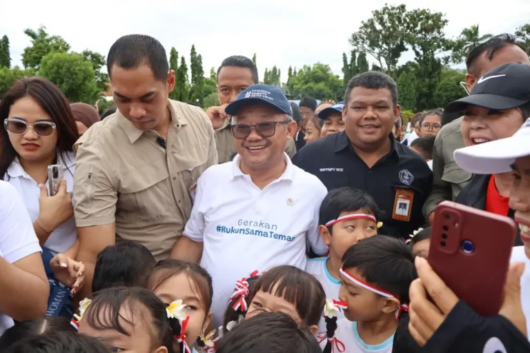 Menteri Pendidikan Abdul Mu’ti bersama Sekda Buleleng Gede Suyasa meresmikan bantuan revitalisasi Rp90,7 miliar untuk 64 sekolah guna meningkatkan kualitas pendidikan dan mencetak generasi unggul.