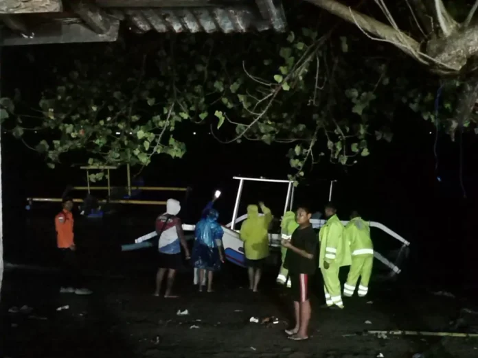 Proses evakuasi terhadap jenazah Gede Merta yang terdampar di Pantai Anturan. Proses evakuasi terhadap jenazah Gede Merta yang terdampar di Pantai Anturan.