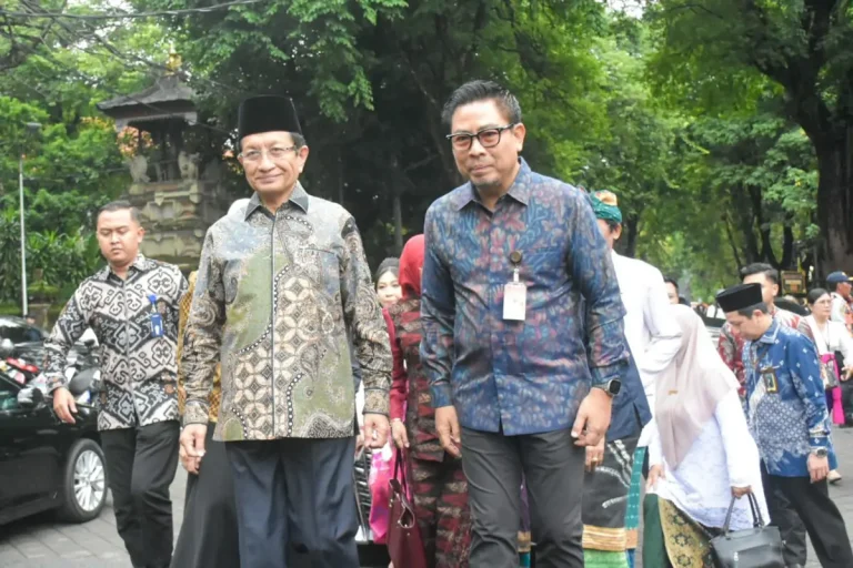 Wakil Walikota Denpasar, I Kadek Agus Arya Wibawa saat menghadiri Parade Budaya Bhakti Pertiwi Widyalaya yang digelar Ditjen Bimas Hindu Kementerian Agama RI dan dibuka langsung Menteri Agama RI, KH. Nasaruddin Umar di Jaba Pura Agung Jagatnatha Denpasar, Jumat (13/2).