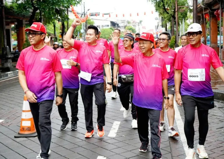 Gubernur Bali Wayan Koster turut ambil bagian dalam ajang 6K Denpasar Fun Run 2026 yang digelar di kawasan pusat Kota Denpasar, Sabtu 14 Februari 2026.