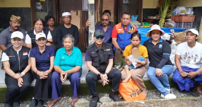 Bupati I Made Satria menunjukkan kepedulian sosial dengan menyalurkan bantuan kepada anak yatim piatu dan keluarga kurang mampu di Kecamatan Nusa Penida, Sabtu 14 Februari 2026.