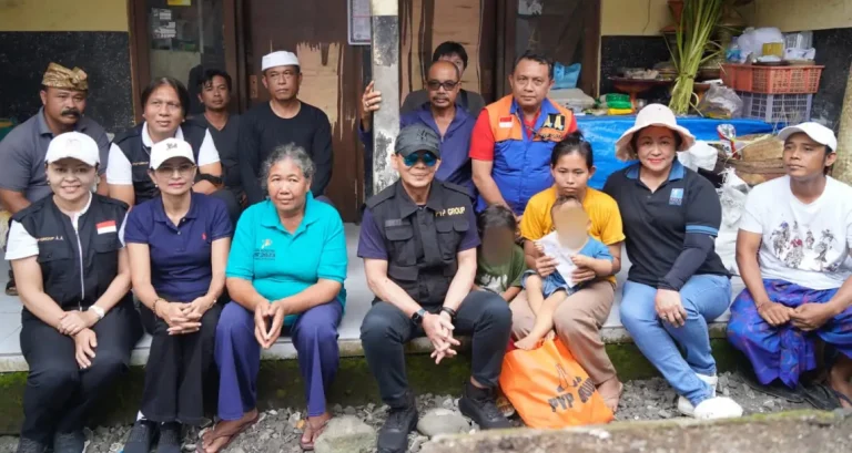 Bupati I Made Satria menunjukkan kepedulian sosial dengan menyalurkan bantuan kepada anak yatim piatu dan keluarga kurang mampu di Kecamatan Nusa Penida, Sabtu 14 Februari 2026.