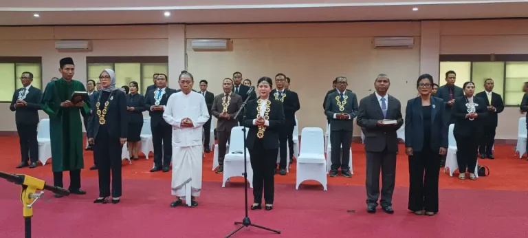 Ketua Yayasan Jagadhita Denpasar, AA Gde Raka, melantik Prof. Dr. Ni Putu Tirka Widanti, MM., M.Hum., sebagai Rektor Universitas Ngurah Rai (UNR) periode 2026–2030