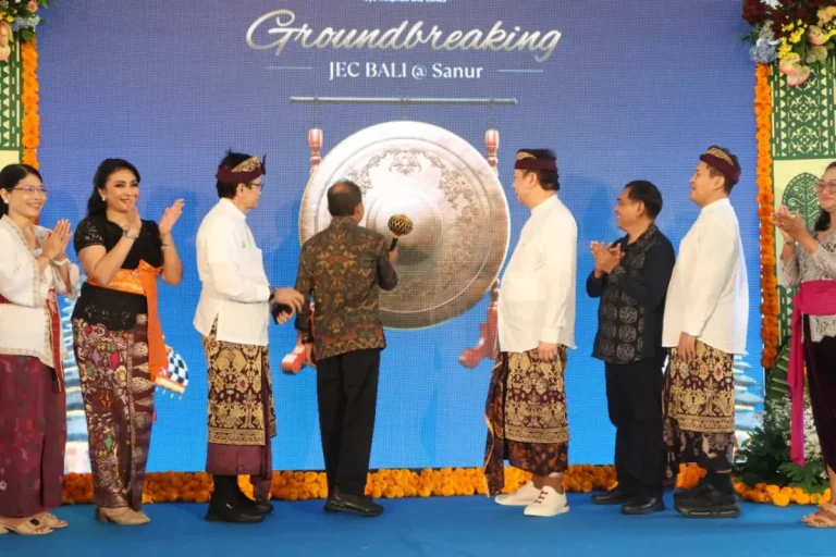 Gubernur Bali, Wayan Koster, menghadiri peletakan batu pertama pembangunan Eye Hospitals and Clinics JEC Bali Sanur untuk mendukung pengembangan pariwisata berbasis kesehatan di Bali.