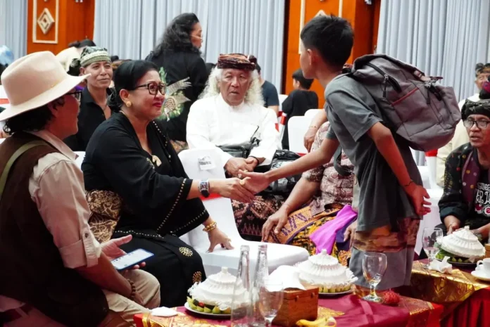 Putri Koster menyaksikan pementasan drama “Blanjong” di Gedung Kertha Sabha untuk menghidupkan kembali sejarah dan budaya Bali dalam rangka Bulan Bahasa Bali ke-VIII. Putri Koster menyaksikan pementasan drama “Blanjong” di Gedung Kertha Sabha untuk menghidupkan kembali sejarah dan budaya Bali dalam rangka Bulan Bahasa Bali ke-VIII.