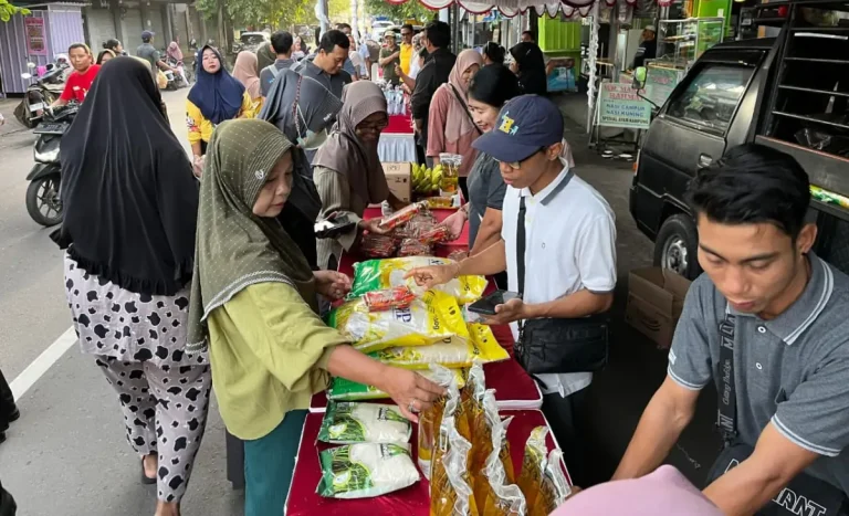 Pemkab Jembrana menggelar pasar murah bekerja sama dengan BULOG dan Pemprov Bali untuk menjaga stabilitas harga bahan pokok menjelang Ramadan dan Hari Raya Nyepi.
