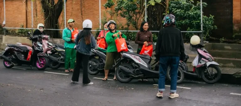 Astra Motor Bali bersama komunitas Honda Stylo membagikan 50 paket sembako kepada petugas kebersihan di Denpasar pada Hari Valentine, sebagai wujud kepedulian dan apresiasi atas kerja mereka menjaga kebersihan kota sejak subuh.