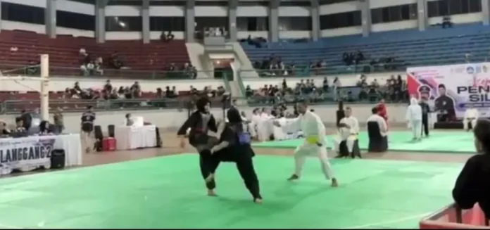 Generasi muda Jembrana kembali menorehkan prestasi membanggakan dengan meraih medali emas di ajang Jember Championship 3 serta Juara I lomba esai nasional pada AKLAMASI, membuktikan keunggulan di bidang olahraga dan akademik.