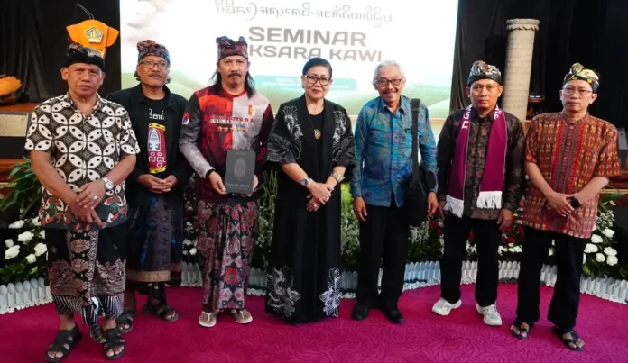 Putri Koster membuka Seminar Aksara Kawi di Denpasar, mengajak generasi muda Bali untuk bangga dan konsisten menjaga budaya, bahasa, serta busana daerah sebagai bagian dari identitas dan kekayaan budaya.