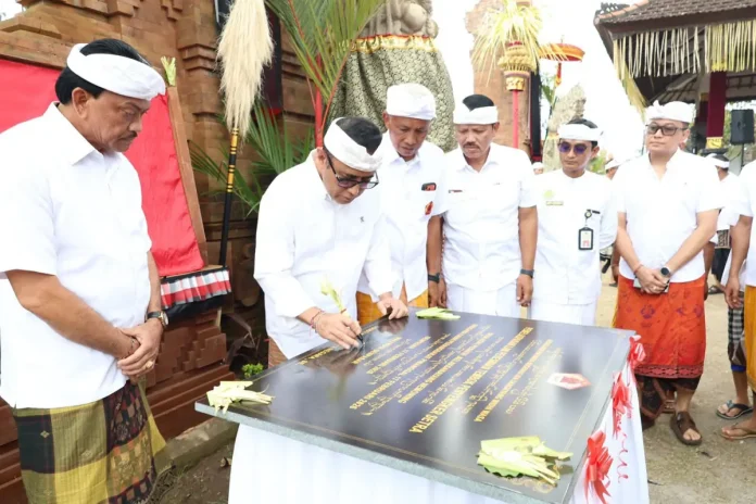 Wali Kota Denpasar, I Gusti Ngurah Jaya Negara, menghadiri upacara Pemelaspasan Candi Bentar dan penyengker setra di Desa Adat Penatih serta menanam pohon sebagai simbol kelestarian lingkungan. Wali Kota Denpasar, I Gusti Ngurah Jaya Negara, menghadiri upacara Pemelaspasan Candi Bentar dan penyengker setra di Desa Adat Penatih serta menanam pohon sebagai simbol kelestarian lingkungan.