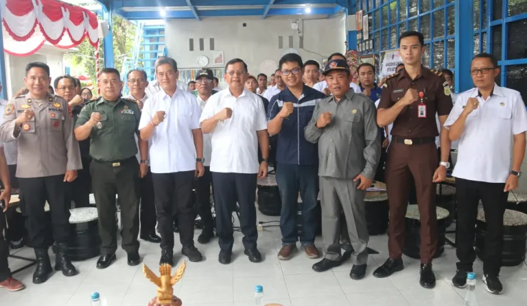 Bupati Buleleng, I Nyoman Sutjidra, optimistis desa dan kelurahan mampu mengelola sampah secara mandiri melalui Bimtek guna mewujudkan program “Desaku Bersih Tanpa Mengotori Desa Lain”.