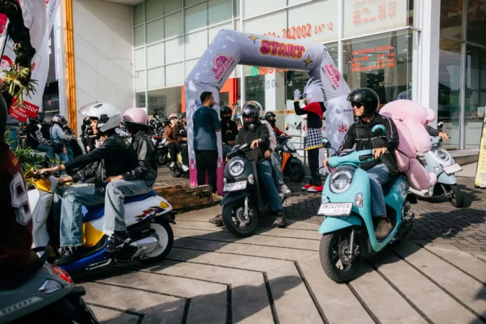 Puluhan pasangan pengguna Honda Scoopy mengikuti kegiatan “Say Your Love with Scoopy” yang digelar Astra Motor Bali, menikmati city touring, kompetisi pasangan, dan aktivitas kreatif sambil menekankan keselamatan berkendara. Puluhan pasangan pengguna Honda Scoopy mengikuti kegiatan “Say Your Love with Scoopy” yang digelar Astra Motor Bali, menikmati city touring, kompetisi pasangan, dan aktivitas kreatif sambil menekankan keselamatan berkendara.
