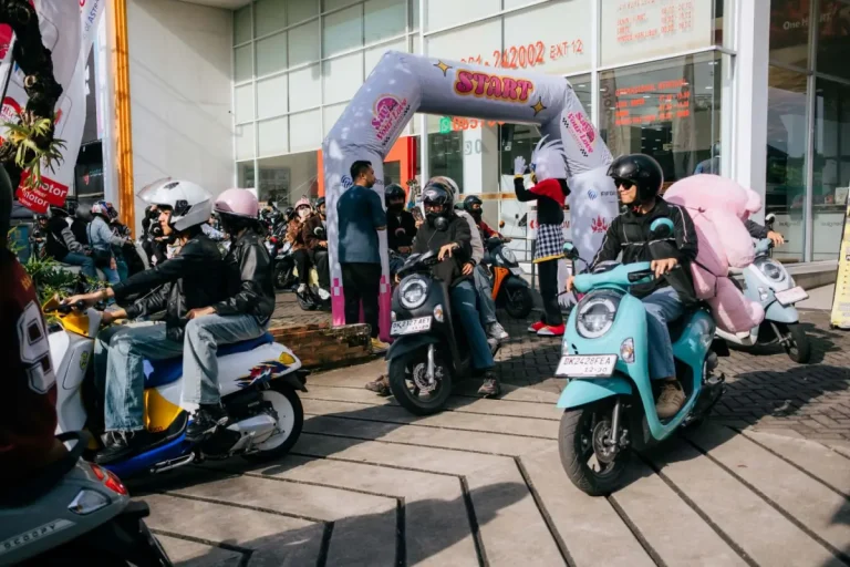 Puluhan pasangan pengguna Honda Scoopy mengikuti kegiatan “Say Your Love with Scoopy” yang digelar Astra Motor Bali, menikmati city touring, kompetisi pasangan, dan aktivitas kreatif sambil menekankan keselamatan berkendara.