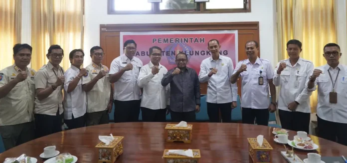 Wakil Bupati Klungkung, Tjokorda Gde Surya Putra, menerima kunjungan Kemenham RI untuk memperkuat sinergi program 2.000 Kampung Redam dan Desa Sadar HAM di Kabupaten Klungkung.