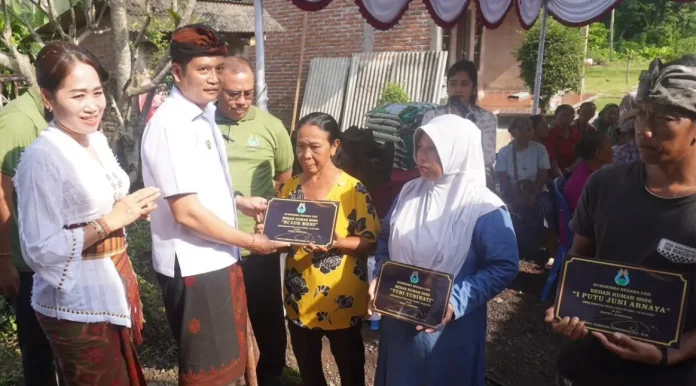 Senyum sumringah wajah Ni Luh Sandat (65) saat menyaksikan warung kecilnya kini tampak lebih layak dan bersih pada Rabu, 18 Februari 2026.