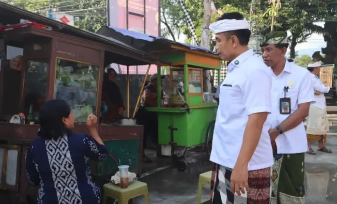 Area pejalan kaki yang sebelumnya dipenuhi lapak PKL telah kembali tertib dan bersih setelah pemerintah daerah merelokasi para pedagang