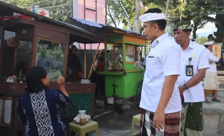 Area pejalan kaki yang sebelumnya dipenuhi lapak PKL telah kembali tertib dan bersih setelah pemerintah daerah merelokasi para pedagang