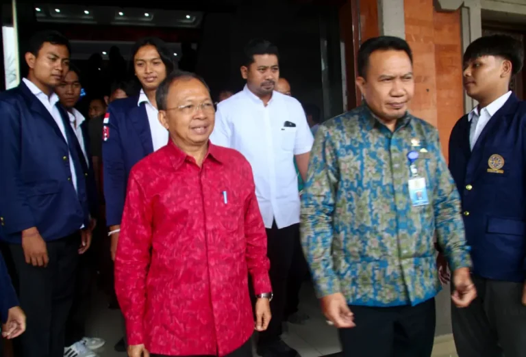 Gubernur Bali, Wayan Koster memaparkan kebijakan strategis pemerintah daerah dalam sebuah diskusi publik bertajuk “Sang Pewahyu Rakyat”
