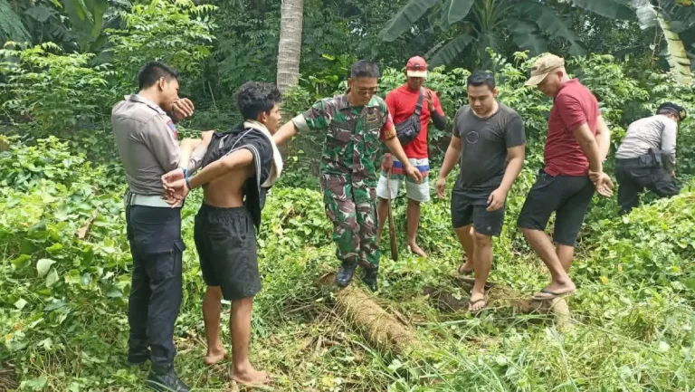 Komang AF yang berhasil diamankan pihak kepolisian lantaran nekat mencuri di salah satu rumah warga yang berlokasi di Banjar Dinas Sunberkesambi, Desa Sumberkima, Kecamatan Gerokgak, Buleleng.