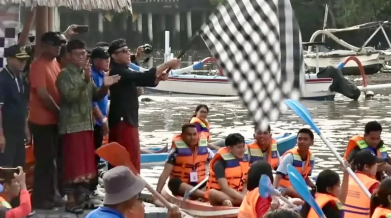 Walikota Denpasar, I Gusti Ngurah Jaya Negara, saat membuka kegiatan Susur Mangrove dan aksi bersih pesisir di Kawasan Estuary Dam Hutan Mangrove Batu Lumbung, Pemogan, Kamis (19/2).