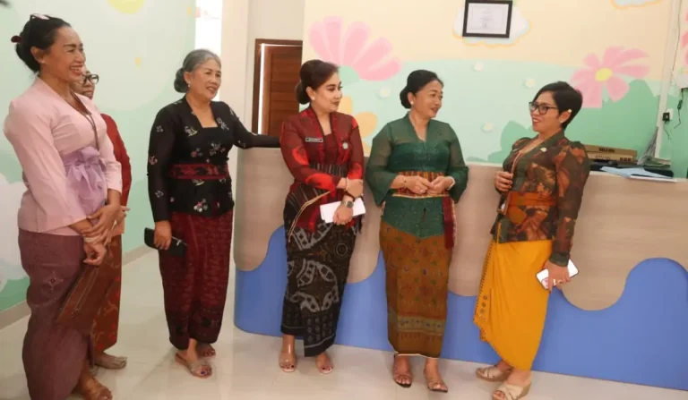 Ketua TP PKK Kota Denpasar, Ny. Sagung Antari Jaya Negara, bersama Sekretaris I TP PKK, Ny. Ayu Kristi Arya Wibawa, meninjau Rumah Singgah yang diresmikan Pemkot Denpasar untuk konsultasi, edukasi, dan pendampingan kesehatan mental perempuan dan anak.