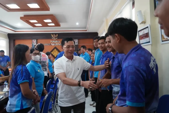 Bupati Klungkung, I Made Satria, saat mengunjungi PDAM, memotivasi pegawai untuk bekerja dengan sepenuh hati, bertanggung jawab, dan meningkatkan pelayanan air bersih bagi masyarakat.