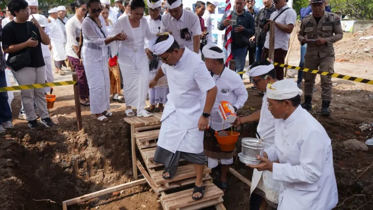 Bupati Buleleng, I Nyoman Sutjidra, memulai ground breaking penataan Titik Nol Kota Singaraja dengan tujuan menata kawasan bersejarah dan menyelesaikan proyek senilai 25 miliar rupiah pada Juni 2026.