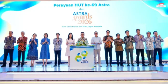 Presiden Komisaris Astra Prijono Sugiarto (keenam kanan), Komisaris Independen Astra Muliaman Darmansyah Hadad (kelima kanan), Presiden Direktur Astra Djony Bunarto Tjondro (ketujuh kiri), Direksi Astra, beserta Eksekutif Astra dalam perayaan HUT ke-69 Astra hari ini (20/2/2026).