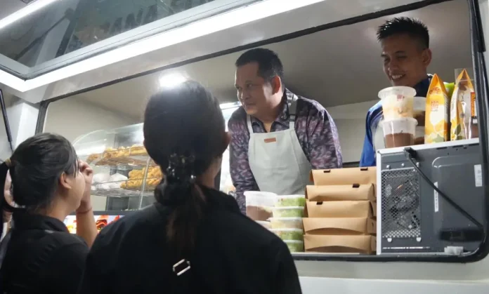 I Made Kembang Hartawan bersama Wakil Bupati I Gede Ngurah Patriana Krisna turun ke lapangan dalam peluncuran unit food truck untuk UMKM.