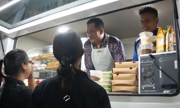 I Made Kembang Hartawan bersama Wakil Bupati I Gede Ngurah Patriana Krisna turun ke lapangan dalam peluncuran unit food truck untuk UMKM.