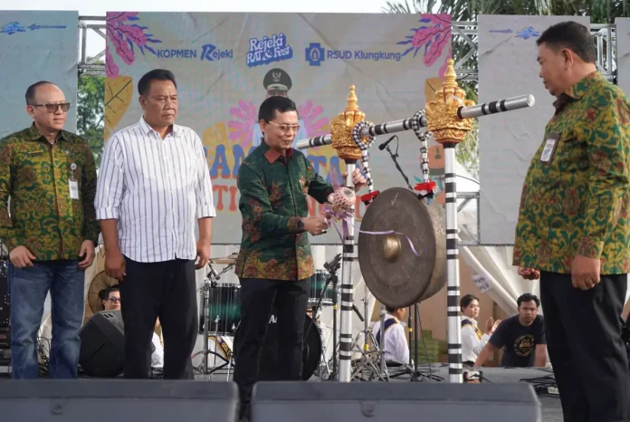 Koperasi Konsumen (KOPMEN) Rejeki menggelar Rapat Anggota Tahunan (RAT) Tahun Buku 2025 yang dirangkaikan dengan Festival KOPMEN Rejeki di halaman belakang RSUD Klungkung, Sabtu 21 Februari 2026.