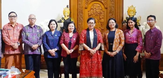 Ketua TP PKK Provinsi Bali, Ni Putri Suastini Koster, menerima kunjungan Rasha Azzahra, siswi kelas XI SMAS Santo Yoseph Denpasar yang akan mewakili Bali dalam ajang Pemilihan Putra Putri Pelajar Indonesia 2026.