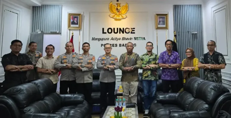 Audiensi PLN UP3 Bali Selatan bersama Kapolres Badung berlangsung dalam suasana hangat dan penuh semangat kolaborasi di Lounge Polres Badung. Pertemuan ini menjadi momentum mempererat sinergi dua pimpinan baru dalam mendukung pelayanan publik yang andal dan responsif.