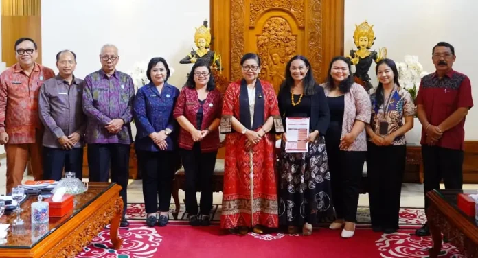 Putri Suastini Koster menekankan pentingnya dukungan dan sosialisasi masif untuk mencegah peningkatan kasus HIV/AIDS di Bali dalam pertemuannya dengan Putu Ayu Utami Dewi.