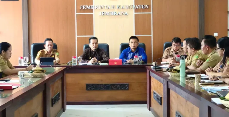 Bupati Jembrana, I Made Kembang Hartawan, mencatatkan kenaikan PAD 32,5% di tahun pertama menjabat dan menegaskan seluruh jajaran harus menutup celah kebocoran pajak untuk menjaga integritas daerah.