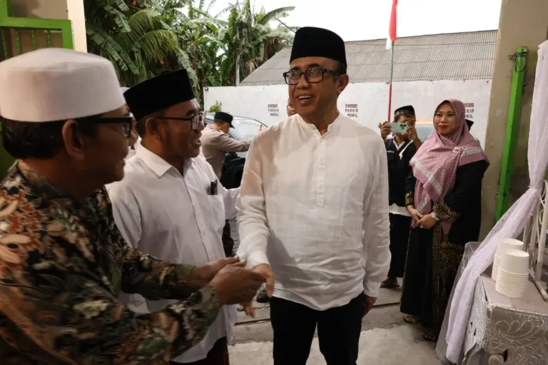 Walikota Denpasar, I Gusti Ngurah Jaya Negara menghadiri Buka Puasa Bersama di Musholla Thoriqussalam, Sanur, Denpasar Selatan pada Minggu (22/2) petang.