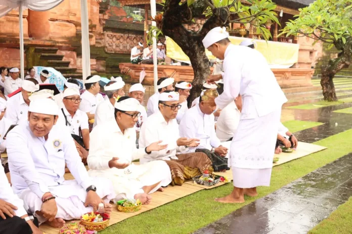 Persembahyangan bersama dipimpin Walikota Denpasar, IGN Jaya Negara didampingi Sekda Kota Denpasar, IGN Eddy Mulya di Pura Agung Jagatnatha, Denpasar, Senin (23/2).