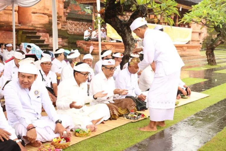Persembahyangan bersama dipimpin Walikota Denpasar, IGN Jaya Negara didampingi Sekda Kota Denpasar, IGN Eddy Mulya di Pura Agung Jagatnatha, Denpasar, Senin (23/2).