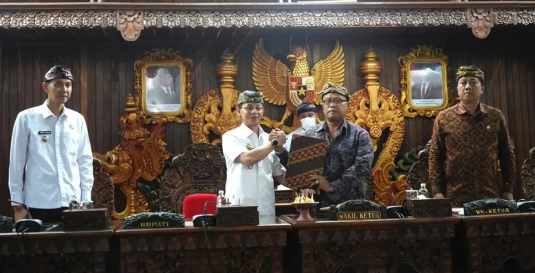 Bupati Klungkung, I Made Satria, menghadiri rapat paripurna pembahasan dua Ranperda tentang Pemajuan Kebudayaan dan Penamaan Jalan untuk memperkuat identitas daerah serta melestarikan nilai-nilai lokal.