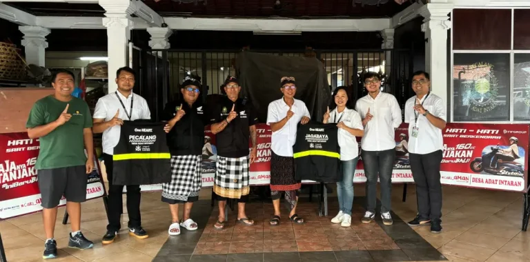 Astra Motor Bali melalui perwakilan dari Astra Motor Sesetan menyerahkan bantuan berupa 6 plang rambu tanda hati-hati dan 60 rompi pecalang kepada Desa Adat Intaran, Sanur, Senin 23 Februari 2026.