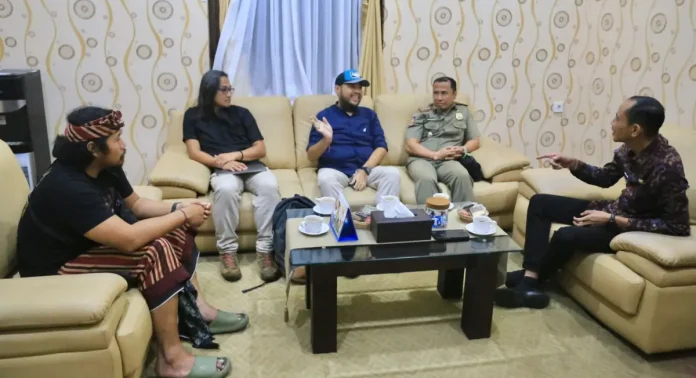 Wabup Klungkung Tjokorda Gde Surya Putra menerima audiensi Komunitas Cineclue untuk membahas pengembangan ekosistem film berbasis sejarah dan budaya di Klungkung.