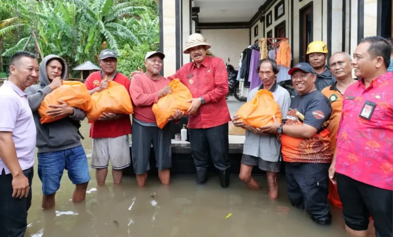 Wabup Tabanan I Made Dirga menyerahkan bantuan dan meninjau langsung warga terdampak banjir di Desa Kediri, memastikan penanganan cepat dan pemulihan pascabencana berjalan optimal.