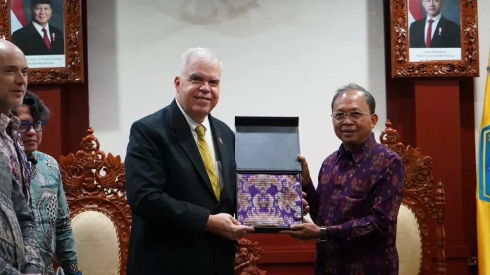 Gubernur Koster Sambut Dubes AS, Bahas Konsulat Baru dan Keamanan Wisatawan di Bali Gubernur Koster Sambut Dubes AS, Bahas Konsulat Baru dan Keamanan Wisatawan di Bali